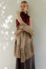 Chal de encaje de bolillos y tejido realizado en telar artesanal color dorado